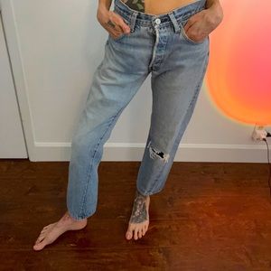 Vintage 80’s cropped Levi’s red label Original 501’s. Size 28-29